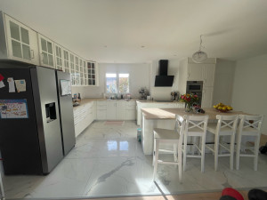 Photo de galerie - Ouverture d’une cuisine sur salon avec une pose de carrelage au sol marbre 80/80 avec parquet pour salon ainsi que la pose d’une cuisine IKEA avec un rafraîchissement des murs en blanc 