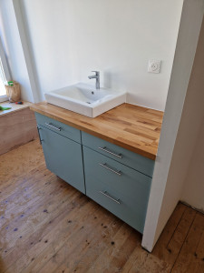 Photo de galerie - Récupération de deux meubles de cuisine et dun vieux plan de travail transformé en meuble de salle de bain 