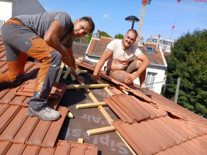 Photo de galerie - En plein travail de couverture : pose d'écran de sous-toiture, litonnage et pose de tuiles dans les règles de l'art. Une équipe passionnée et qualifiée pour prendre soin de votre toit.