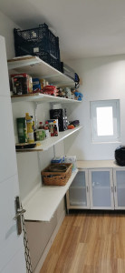 Photo de galerie - Pose d'étagères dans un cellier. 