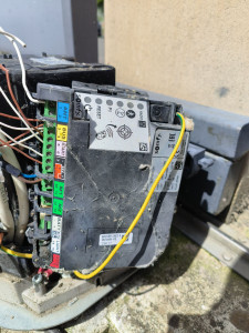 Photo de galerie - Remplacement de la carte électronique du moteur de portail coulissant . HC hors service, puis reprogrammation de la télécommande. »