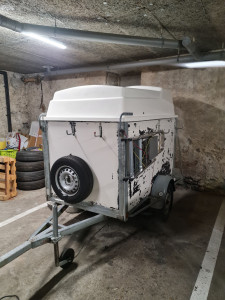 Photo de galerie - Possibilité d'accrocher des objets sur les crochets sur le côté et l'avant de la remorque