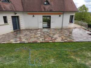 Photo de galerie - Réalisation d'une terrasse en 4 format en grès 
