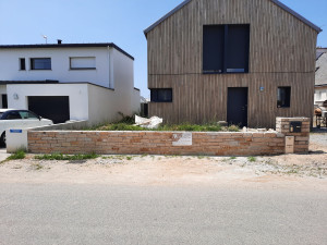 Photo de galerie - Réalisation d'un muret en pierre d'Elven avec encastrement de la boite aux lettres. ( chantier visible route de la croizetiere à Riantec )