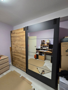 Photo de galerie - Montage des portes et miroirs 