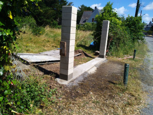 Photo de galerie - Poteaux et semelle béton pour recevoir un portail PVC 