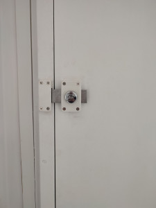 Photo de galerie - Pose dun verrou sur porte d'entrée 