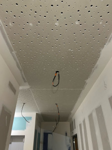 Photo de galerie - Réalisation d’un plafond phonique en placo- rigitone perforée 
