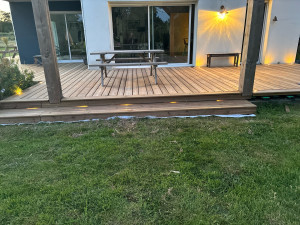 Photo de galerie - Création d’une terrasse avec une marche et spot extérieur.