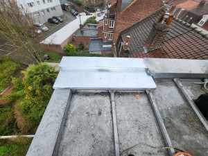 Photo de galerie - Déposé d'une cheminée et capotage en zinc 