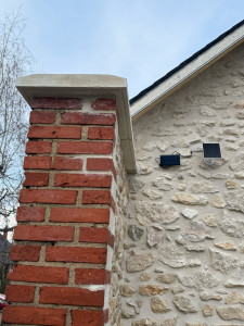 Photo de galerie - Pose des chapeaux de mur et restauration de pillasse en brique 