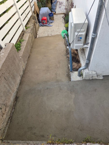 Photo de galerie - Réalisation d'une chape afin de rattraper les défauts de la dalle avant la pose du travertin 