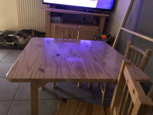 Photo de galerie - Petite table pour enfants fait maison avec chaises 