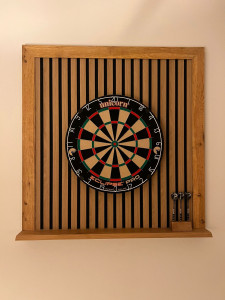 Photo de galerie - Support de cible de fléchettes en chêne macif