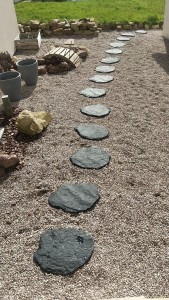 Photo de galerie - Création d' une petite devanture de jardin avec pavé japonnais et riviere sèche avec pont 