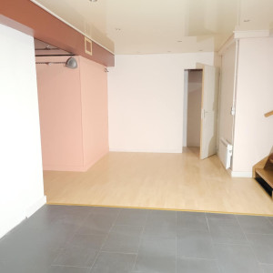 Photo de galerie - Vu d'ensemble de la partie droite du sous-sol. Refonte complète avec nouveau parcours électrique, décoration et installation d'écran TV.