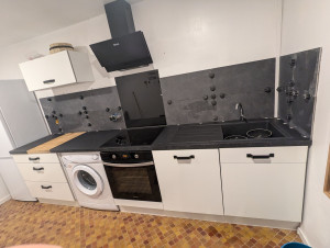 Photo de galerie - Pose de cuisine avec planche à découper incorporée dans le plan de travail, mais amovible pour le nettoyage. 