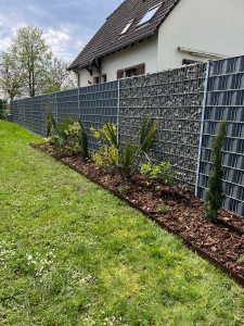 Photo de galerie - Plantation mise en place de paillage (mulch) et bord d’acier 