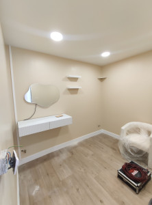 Photo de galerie - Installation, meubles, étagère, miroir 