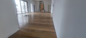 Photo de galerie - Pose d'un parquet massif avec application d'une huile de protection.