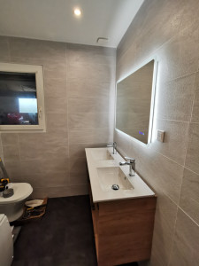 Photo de galerie - Réaménagement complet d'une salle de bain du sol au plafond, déplacement alims et évacs d'eau, pose de spots, pose du meuble vasque, pose d'une baignoire d'angle et sa paroi de douche, reprise des enduits, faïence, ajout d'une bouche de Vmc etc ...