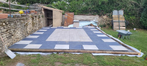 Photo de galerie - Création d'une terrasse extérieure. dalles grè céramique sur plots réglables 