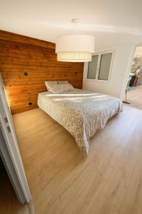 Photo de galerie - Pose de parquet et revêtement bois au mur.