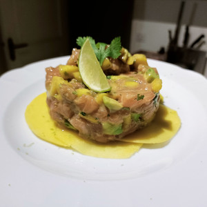 Photo de galerie - Tartare de saumon a la mangue et avocat 