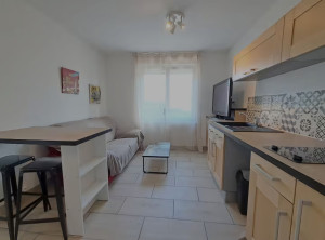 Photo de galerie - Pièce de vie avec cuisine équipée d'un studio fini entièrement rénové suite des travaux de la précédante photo .