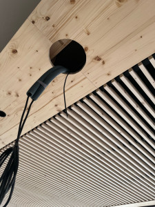 Photo de galerie - Tirage de câble pour ajouter un écran en passant par un trou de six cloches pour un rendu propre 