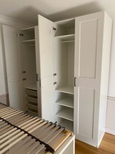 Photo de galerie - Montage Pax ( Ikea ), avec accessoires intérieurs.