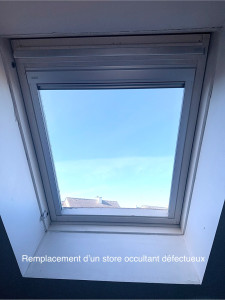 Photo de galerie - Dépose de l’ancien store occultant et installation du nouveau sur fenêtre de toit, avec réglage et finition soignée.