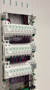 Photo de galerie - Mise aux normes d'un tableau électrique 3 rangées de marque Scheider 