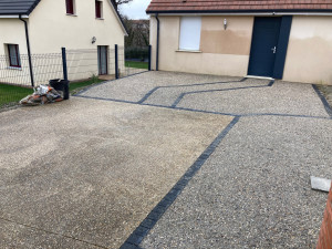 Photo de galerie - Création d’une entrée en béton désactivé avec pavés noir 