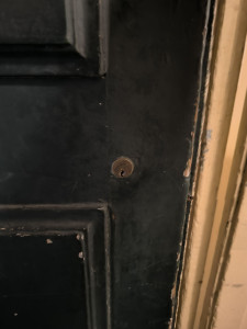 Photo de galerie - Préserver l'existant : 

Serrure d'origine conservée, seule la combinaison du cylindre à été modifiée
Le résultat ? nouvelles clés et nul besoin d'adapter la porte à une nouvelle serrure 
