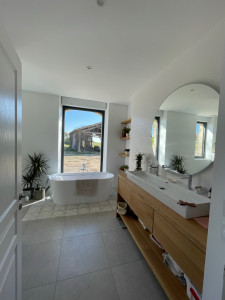 Photo de galerie - Rénovation d’une salle de bain avec pose d’un plan double vasque et d’une baignoire îlot 