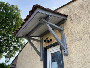 Photo de galerie - Mise en peinture d’un avant toit 