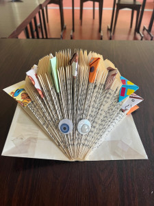 Photo de galerie - Un livr’hérisson créé par un enfant et moi même lors d’une activité manuelle avec mon association 