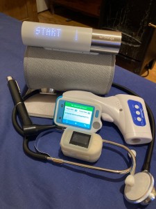 Photo de galerie - Thermomètre infrarouge ,oxymètre stéthoscope, EEG portable, Tensiomètre avec ECG et stéthoscope électronique Qui enregistre les battements du cœur. Matériel professionnel relié avec le CHU en cas de constantes anormal . 