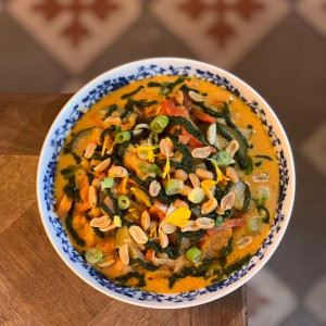 Photo de galerie - Curry rouge, nouilles de riz et légumes cuits et crus 