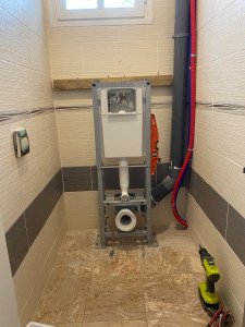Photo de galerie - Installation d’un bâti de toilette suspendu attente du coffrage