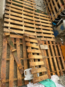 Photo de galerie - Je peux construite ou fabriquer des meuble à l’aide de palettes ou d’autre matériaux j’adore le bois donc sa me derange absolument pas de monter des grosse cabane j’en n’a fait une dans mon jardin et je suis très satisfait 