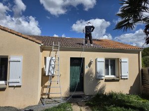 Photo de galerie - Traitement Anti-mousses, Nettoie et rénove, vos toitures, vos façades et vos dallages impeccablement. Formulation répondant à une clientèle impatiente de voir un résultat rapide et sans lavage obligatoire. Bonne tenue de propreté.