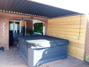 Photo de galerie - Pose d une pergolat bi climatique,un bardage bois pour accueillir un spa
