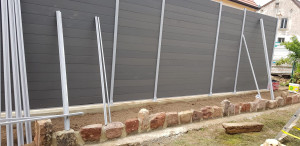 Photo de galerie - - Construction du mur 
- Pose des pierres
