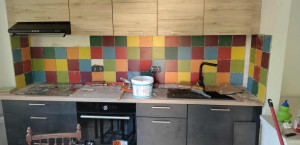 Photo de galerie - Pose d'une cuisine avec électricité, plomberie et carrelage (non fini)