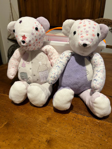 Photo de galerie - Ours fait avec des pyjama de bébé. 