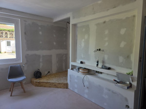 Photo de galerie - Création estrade, plus mur TV et isolation complète chambre