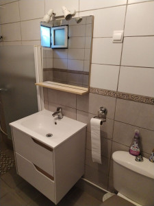Photo de galerie - Montage du meuble , pose du meuble avec modification plomberie ainsi que l installation du miroir. 