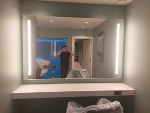 Photo de galerie - Pose de miroir avec Led.